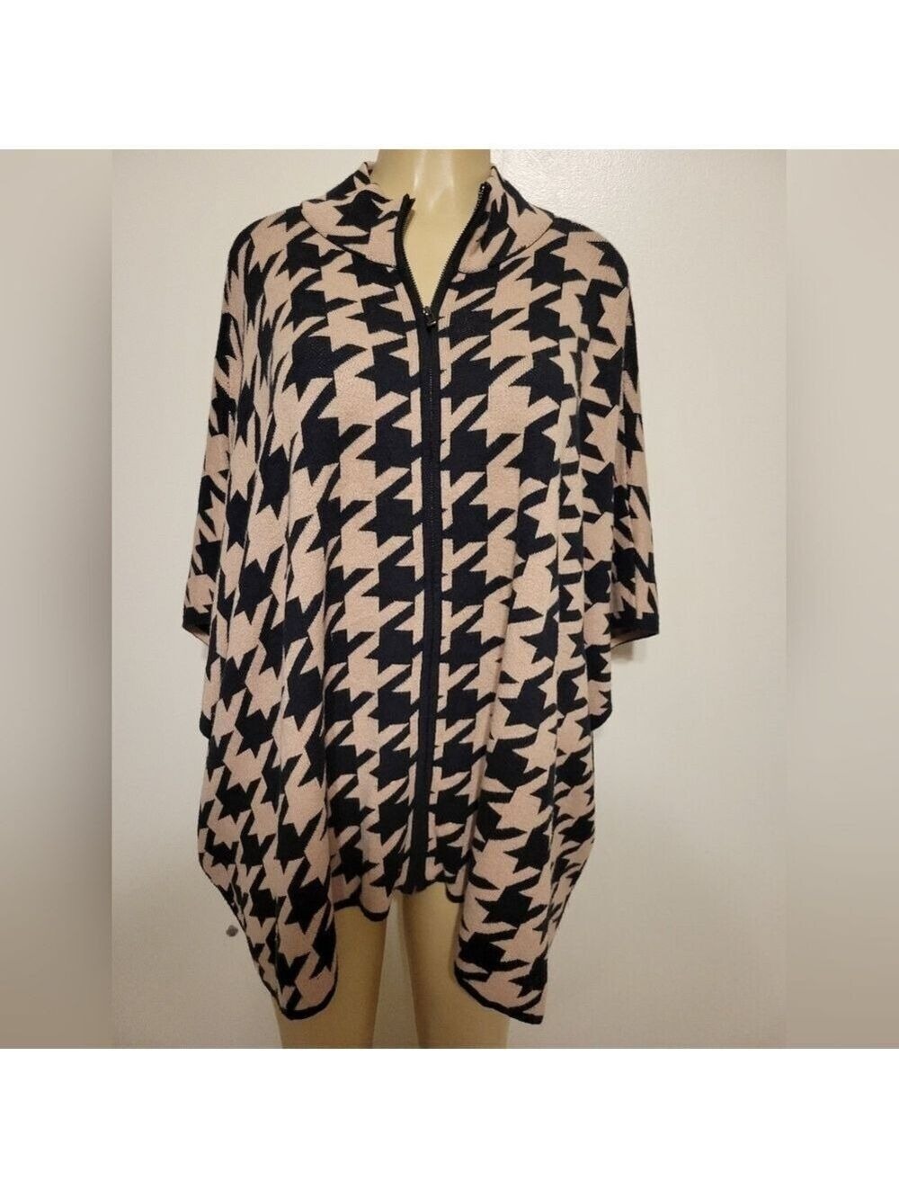 Jones New York Poncho Cape Black and Tan Houndstooth Zip Up
